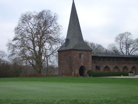Geldern : Schloss Haag, Innere Vorburg mit Wehrgang
